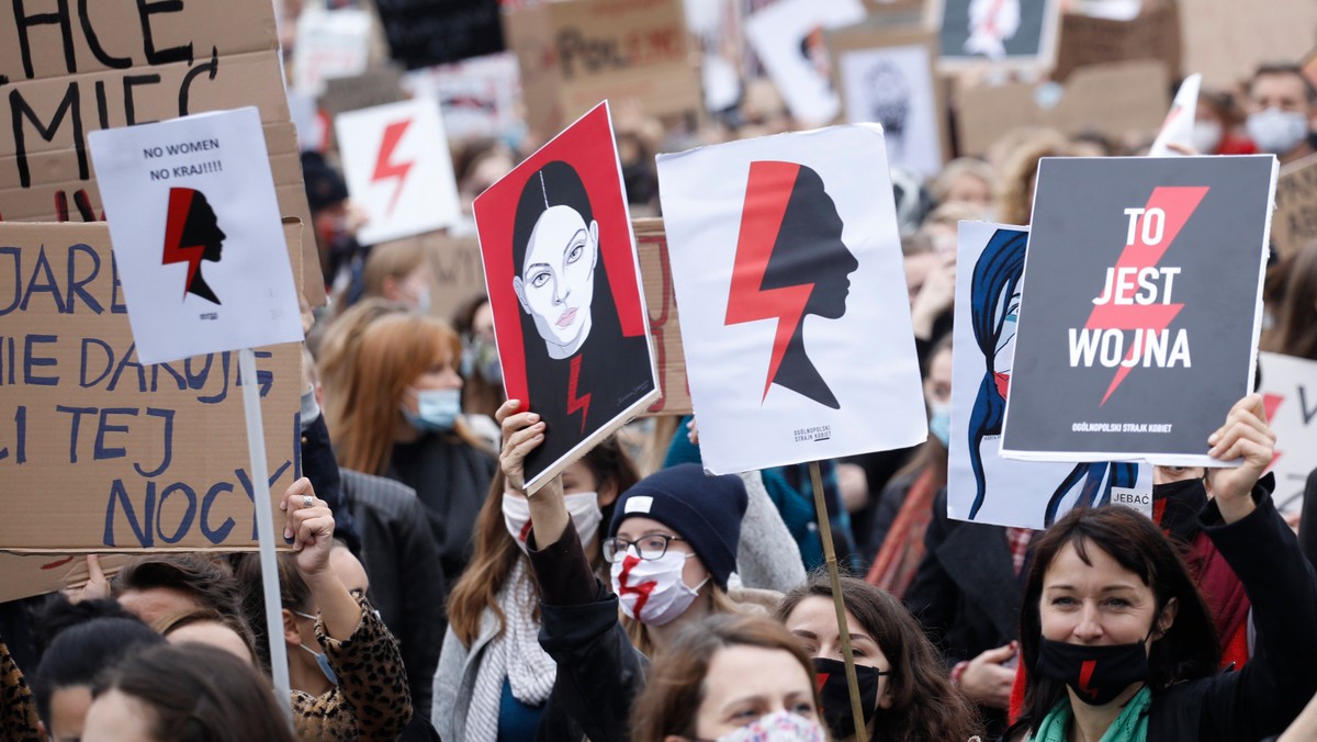 28.10.2020 Warszawa . Protest  Idziemy na Spacer  - spod siedziby skrajnie konserwatywnej prawicowej organizacji Ordo Iuris (na ul. Zielnej 39) . Siodmy dzien w Polsce trwaja masowe protesty i demonstracje po orzeczeniu TK - legalna aborcja w przypadku ciezkich i nieodwracalnych wad plodu jest niezgodna z konstytucja ( trybunal Julii Przylebskiej jest calkowicie kontrolowany przez szefa patii rzadzacej Jaroslawa Kaczynskiego ) 