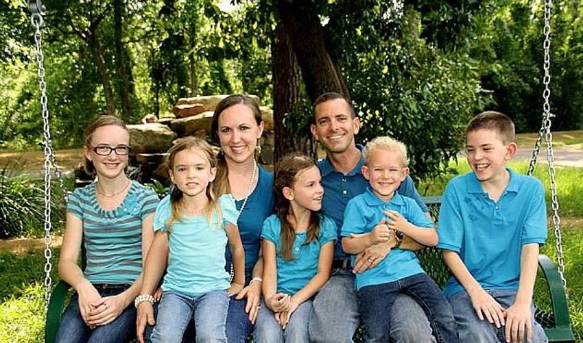 Kesidi (levo) sa porodicom: Majka Kejti, otac Stiven, braća i sestre Brajan (14), Emili (9), Rebeka (7) i Zek (4)