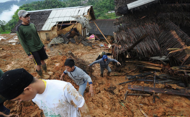 Najpierw tsunami, teraz osunięcie się ziemi. Znów ofiary śmiertelne w Indonezji
