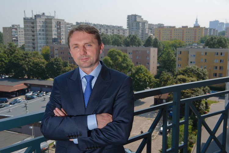 <strong>Miejsce 14. Dariusz Blocher, prezes Budimeksu</strong>
<br /><br />
Jest numerem jeden polskiej budowlanki. Przeprowadził Budimex suchą nogą przez kryzys, wyprowadzając na prostą trudne kontrakty autostradowe. Na dodatek w ubiegłym roku zgarnął najwięcej zleceń z rynku. Po podsumowaniu wyników polskiej budowlanki za 2014 r. po raz trzeci z rzędu zostanie liderem rynku budowlanego w Polsce pod względem przychodów i kapitalizacji giełdowej. Chwali się rentownością przekraczającą 4 proc., co w polskiej budowlance jest wynikiem więcej niż dobrym. Jako jedna z dwóch grup z Polski Budimex znajduje się też w aktualnym rankingu 50 superpotęg europejskiej budowlanki przygotowanym przez Deloitte. Wartość portfela zamówień grupy kierowanej przez Dariusza Blochera w 2014 r. znacząco przekracza 5 mld zł (ostateczne dane zostaną opublikowane na początku lutego). W ubiegłym roku Budimex pozyskał 30 proc. zleceń Generalnej Dyrekcji Dróg Krajowych i Autostrad. Koncern wszedł w energetykę jako konsorcjant budującego dla PGE w TurowieNIEJASNE! o wartości 2,3 mld zł (udział Budimeksu to 700 mln zł). W 2014 r. Budimex Nieruchomości przedsprzedał prawie 1,7 tys. mieszkań. Grupa zatrudnia ponad 5 tys. osób. Blocher stoi na jej czele od 2007 r. W ubiegłym roku rada nadzorcza przedłużyła mu kadencję o trzy lata. (maj)<br /><br />