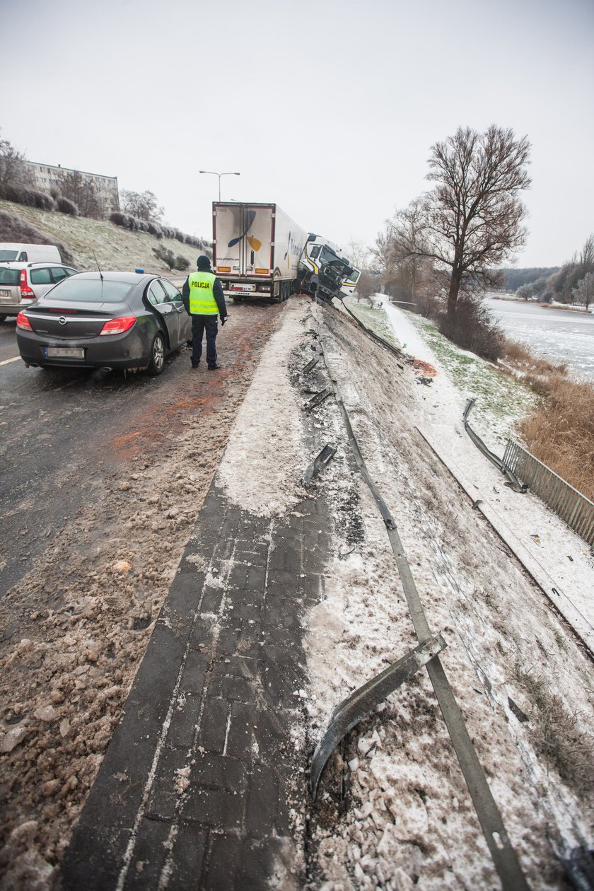 Tir zawisł na skarpie