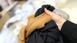 gdzie wyrzucać stare ubrania, buty i szmaty? w 2026 obowiązują nowe przepisy. kara może być nawet czterokrotnie wyższa pszok stare ubrania segregacja warszawa mapa