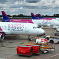 Wizz Air i 30 innych firm pod lupą UOKiK. Chodzi o płatność za połączenie z infolinią