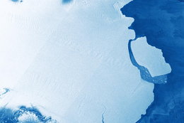 Od lodowca Antarktydy oderwała się góra lodowa trzykrotnie większa od Warszawy