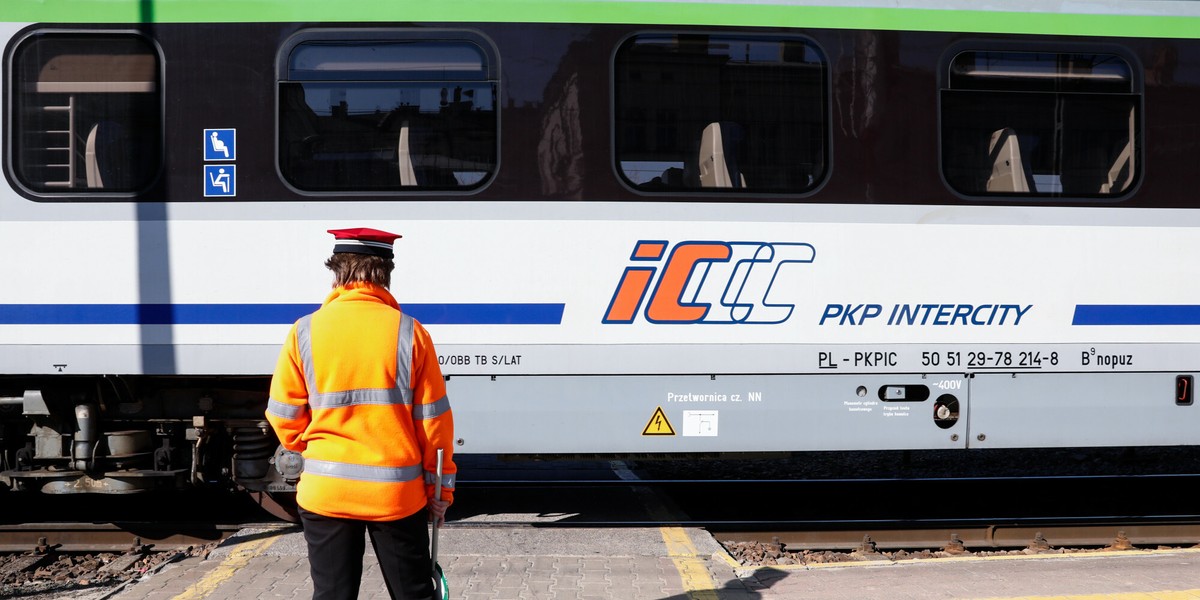 Pociąg PKP Intercity na dworcu w Przemyślu.