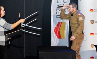 Dyrektorzy szkół odpierali ataki nożownika i masowego zabójcy
