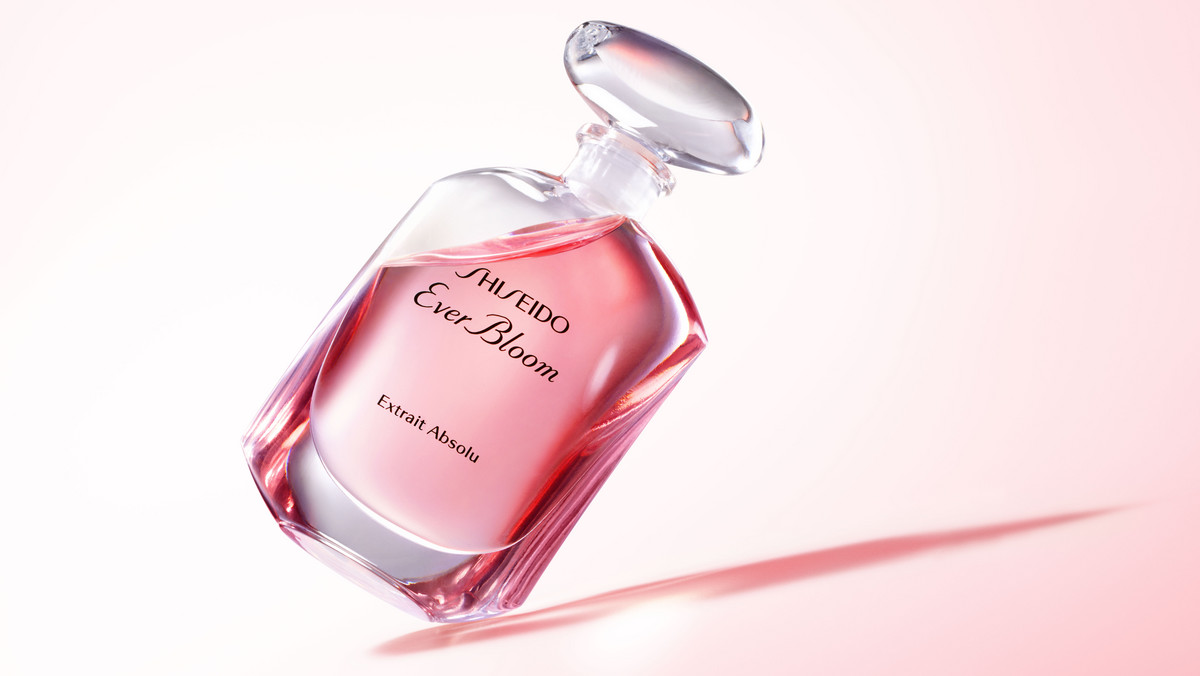 Shiseido przedstawia niezwykle zmysłową, trwałą, czystą esencję perfum - Ever Bloom Extrait Absolu.  "Są kobiety na które zwrócisz uwagę i takie, które zapamiętasz"  - to sentencja, która doskonale oddaje fenomen zapachu. Uzależniający, spektakularny, niepowtarzalny, przyciągający. Zapach, który przesyca wonią całe ciało - czyste, niezmącone piękno zamknięte w szklanym, misternie wykonanym flakonie.