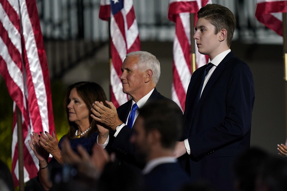 Tak dzisiaj wygląda Barron Trump (z prawej)