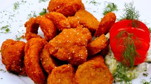 Egy igazi nyári ebéd Fásy Ádámtól: szezámmagos rántott zöldségek, kapros uborkasalátával – recepttel