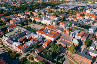 Wybory samorządowe 2024 w Radomiu. Na pierwszym planie hejterskie memy