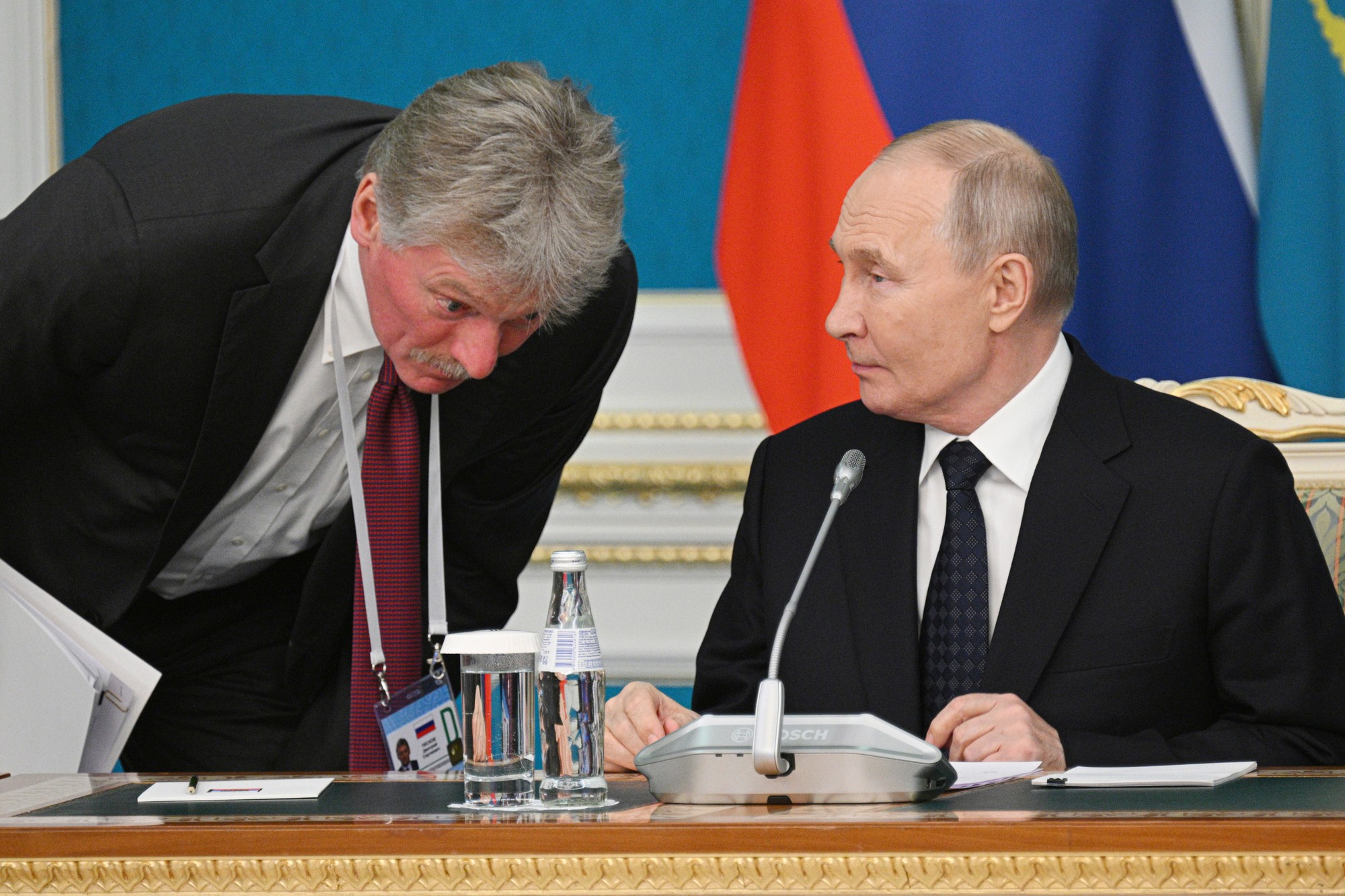 Hovorca Kremľa Dmitrij Peskov a ruský prezident Vladimir Putin v Kazachstane.
