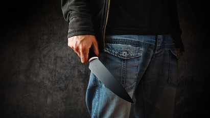 Késsel fenyegetett egy 16 éves tinit, majd mobilt lopott egy férfi Dorogon