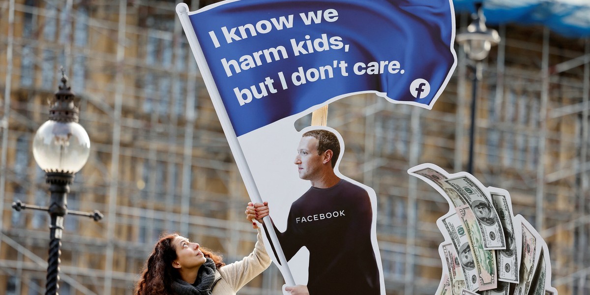 Protest przeciwko Facebookowi, Londyn, październik 2021.