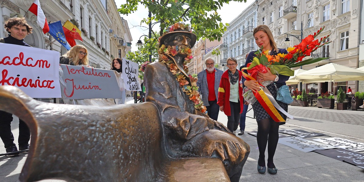 Urodziny Juliana Tuwima na Piotrkowskiej w Łodzi.