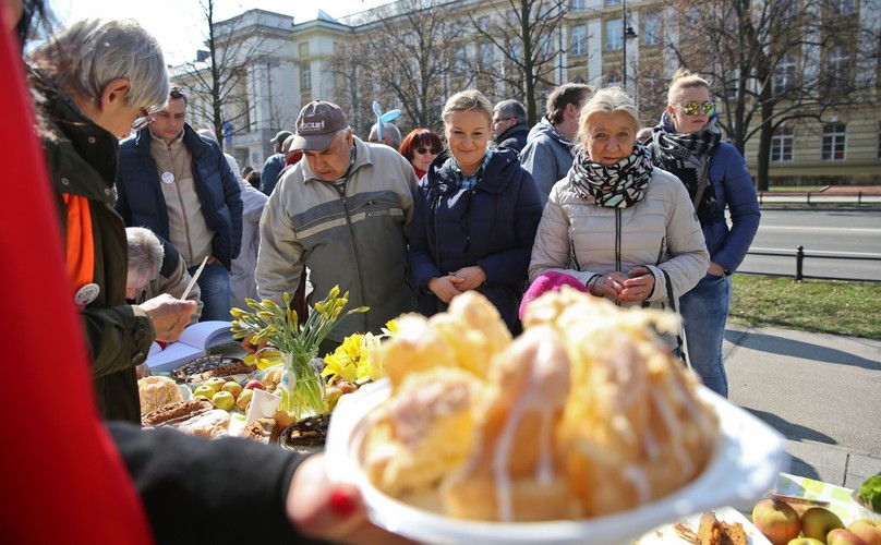 WIELKANOCNA DEMONSTRACJA KOMITETU OBRONY DEMOKRACJI PRZED KANCELARIĄ PREMIERA