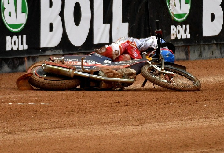 Upadek Polaka Przemysława Pawlickiego (kask niebieski) podczas żużlowego Grand Prix Polski w Warszawie