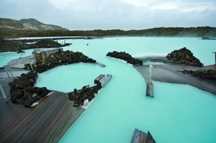 <strong>Blue Lagoon - naturalne geotermalne SPA</strong>
<br><br>
Naturalny basen położony w pobliżu stolicy wymieniany jest w każdym zestawieniu najważniejszych islandzkich atrakcji. Bilety wstępu rozpoczynają się od 35 EUR. Za pakiet ekskluzywny zapłacić trzeba minimum 172 EUR.