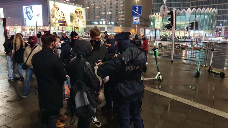 Warszawa. Uczestników protestu na Placu Defilad otoczyła policja