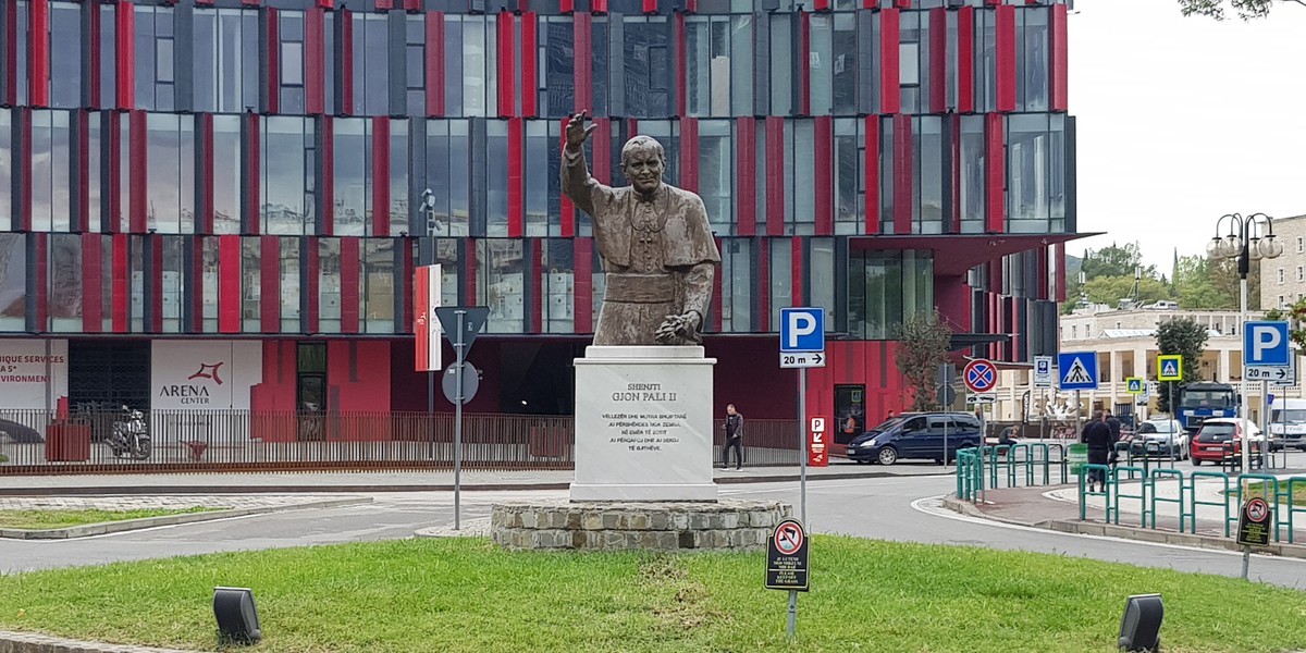 Pilka nozna. Stadion Arena Narodowa w Tiranie. Pomnik Papieza Jana Pawla II. 11.10.2021