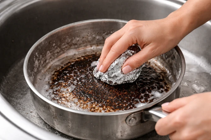 Aluminijumska folija u sirćetu i sodi bikarboni čisti zagorele naslage