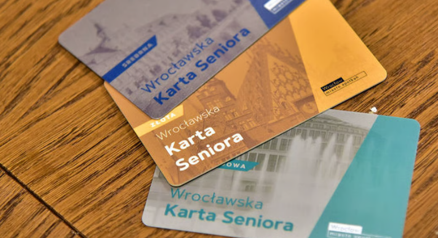 Szmaragdowa Karta Seniora (zielona, najniżej) jest przeznaczona dla mieszkańców Wrocławia w wieku 90+, których w mieście żyje według danych GUS-u ponad 7 tysięcy. 