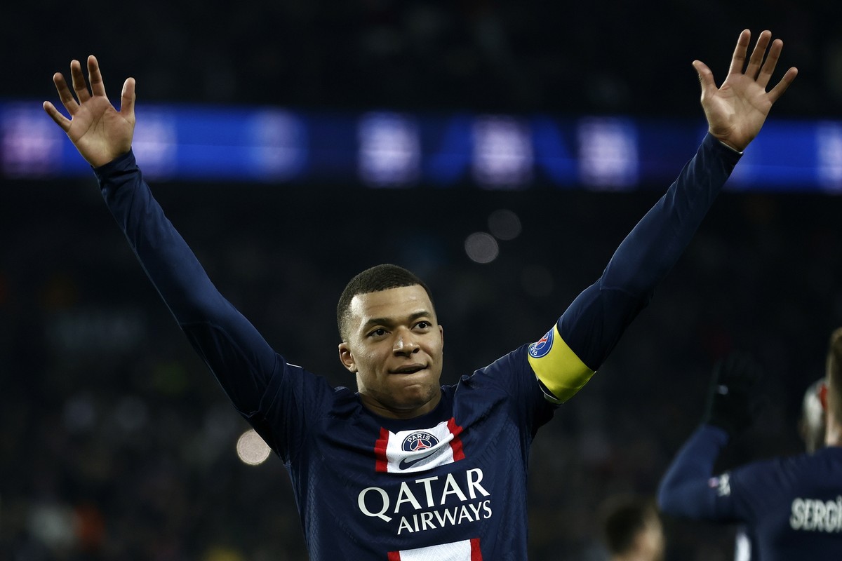 epa10503675 Paris Saint Germain's Kylian Mbappe celebrates scoring the 4-2 goal during the French Ligue 1 soccer match between PSG and FC Nantes, in Paris, France, 04 March 2023. Mbappe became the all time goal scorer for PSG with 201 goals. EPA/YOAN VALAT Dostawca: PAP/EPA.