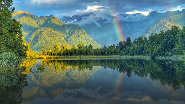 Martin Maher - "Tęczowe lustro nad jeziorem Matheson" (kwiecień) - Nowa Zelandia