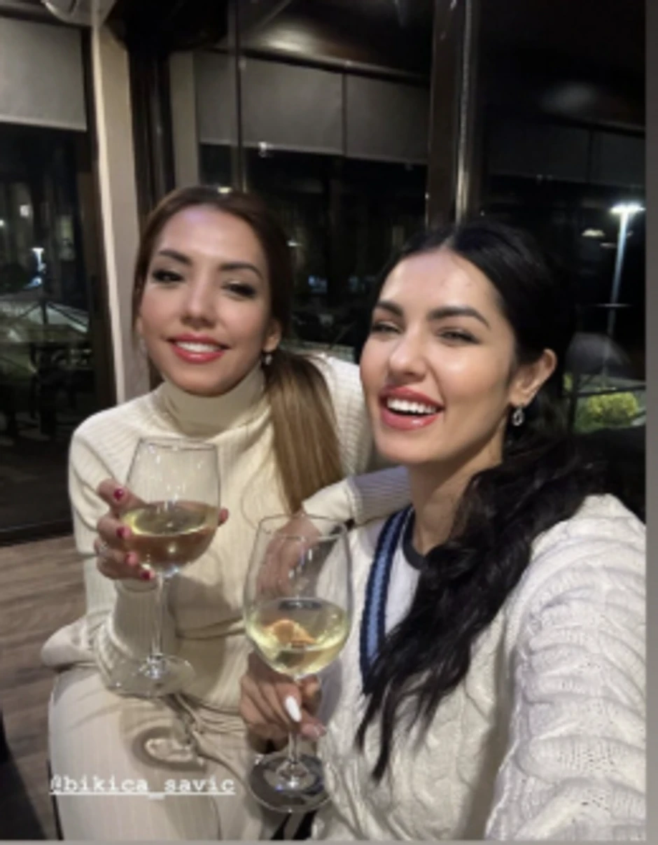 Tanja Savić sa sestrom