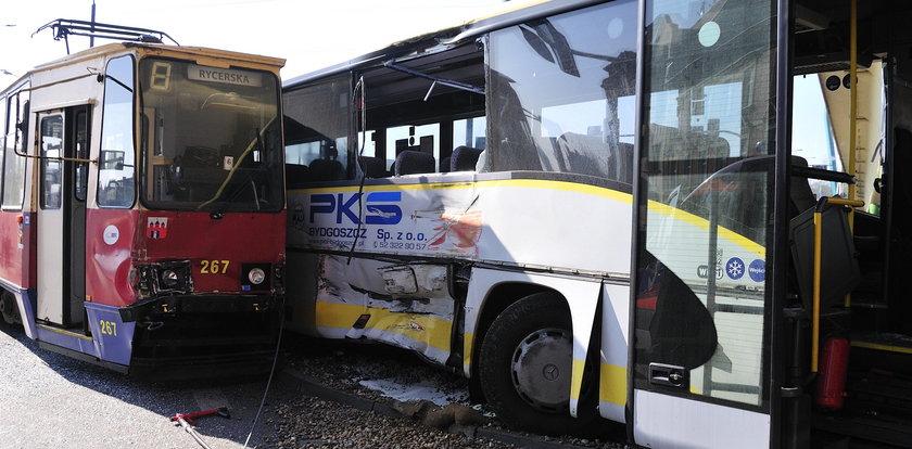 Autobus zderzył się z tramwajem w Bydgoszczy. Wielu rannych