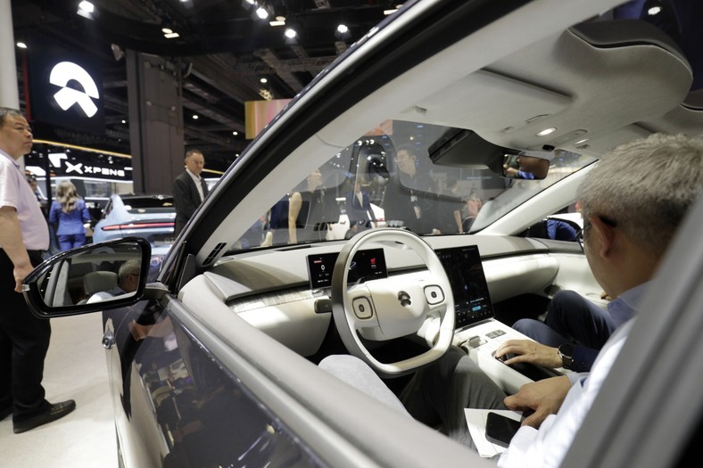 Elektryczny sedan Nio Inc. ET7 na Shanghai Auto Show, 18 kwietnia 2023 r. Fotograf: Qilai Shen/Bloomberg