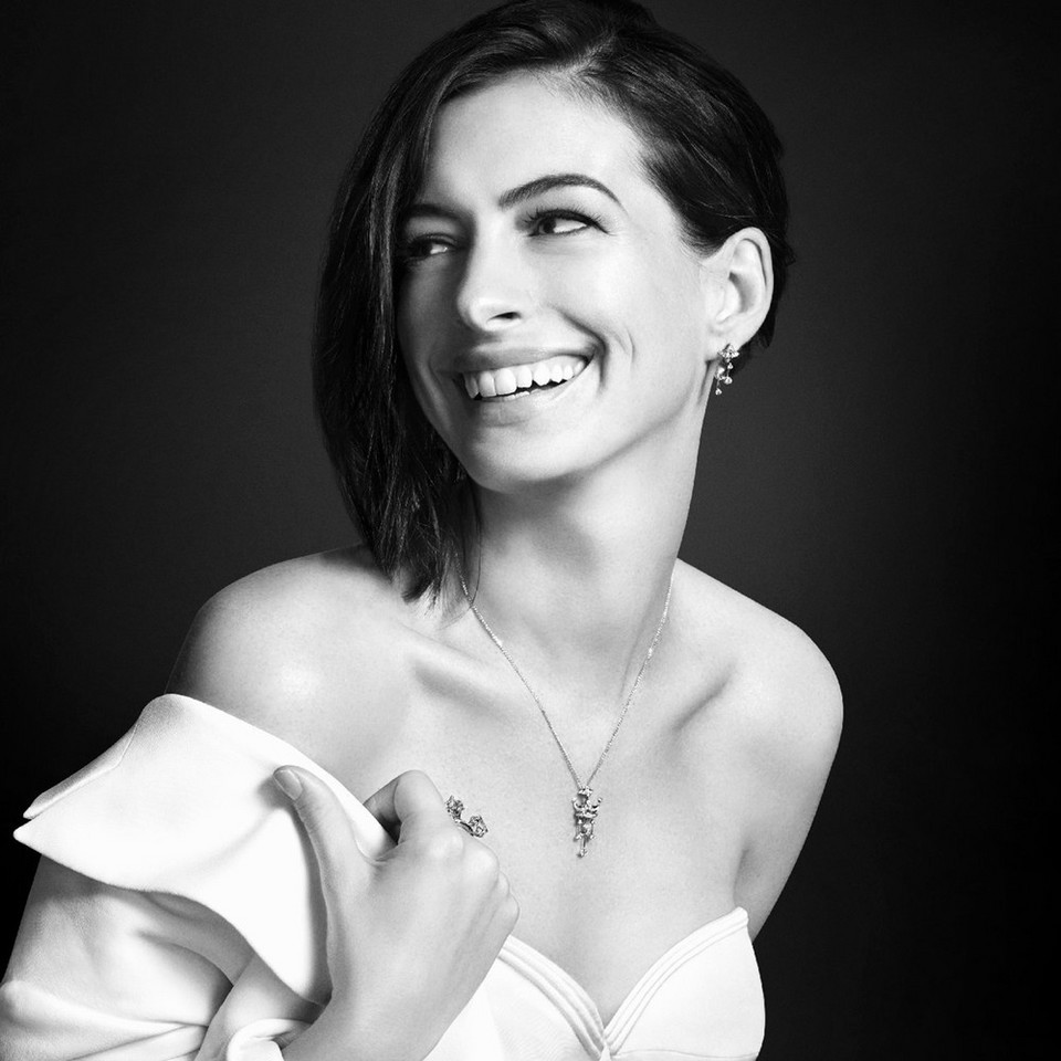 Przepiękna Anne Hathaway w reklamie biżuterii