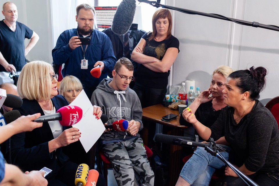 18424095 - WARSZAWA SEJM PROTEST NIEPEŁNOSPRAWNYCH RZECZNIK RZĄDU (Joanna Kopcińska, Iwona Hartwich, Marzena Stanewicz )