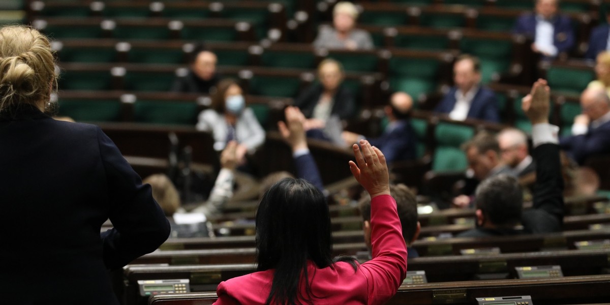 Większość parlamentarna razem z posłami Konfederacji przegłosowała ustawę nowelizującą przepisy o wyborach prezydenckich, które miały odbyć się 10 maja