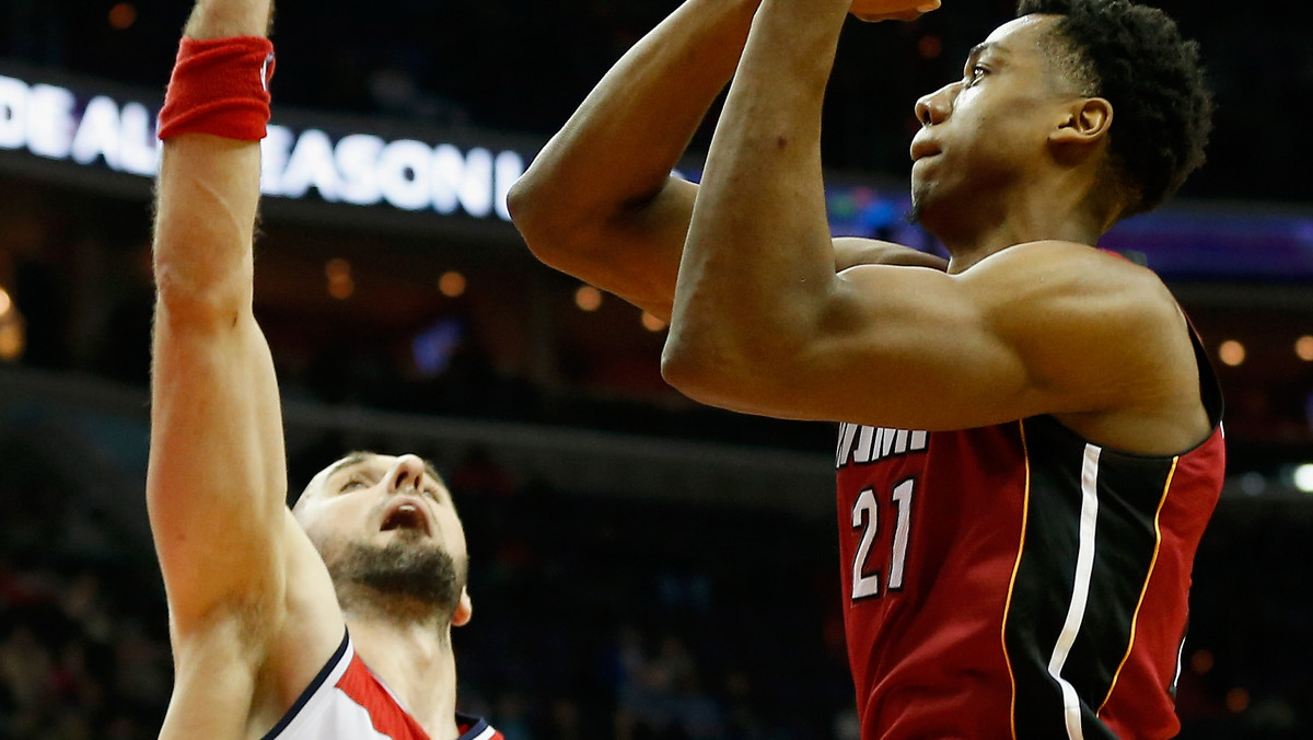 Washington Wizards nawet po zagraniu dobrego meczu nie mogą cieszyć się ze zwycięstwa. Błędy w defensywie kosztowały Czarodziejów kolejną porażkę, tym razem w starciu z Miami Heat 111:114. Marcin Gortat zanotował 10 punktów i miał 16 zbiórek.