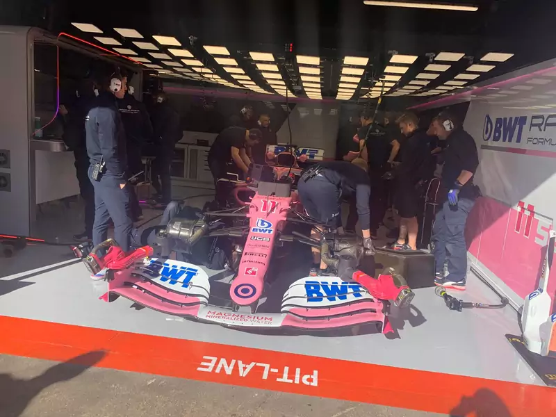 Samochód zespołu Racing Point w garażu podczas przedsezonowych testów F1 w Barcelonie