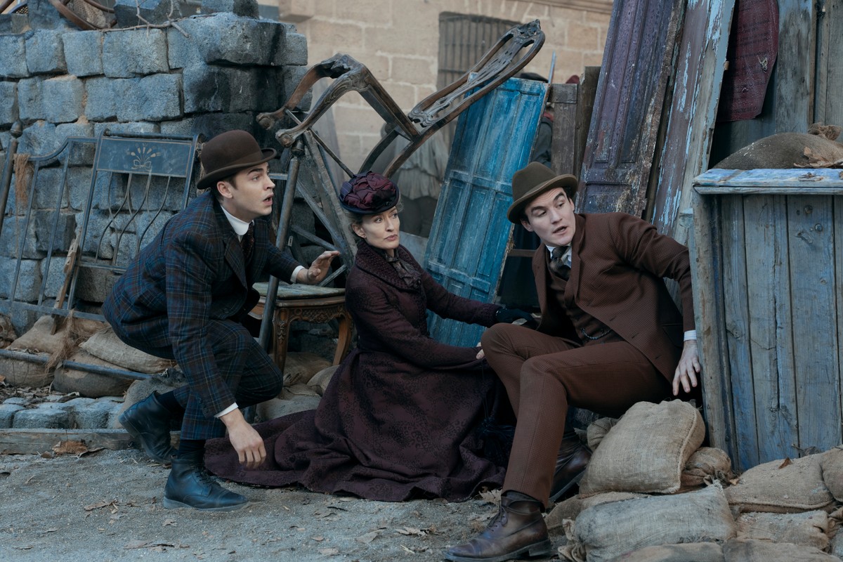 Hero Fiennes Tiffin, Natascha McElhone i Dónal Finn w serialu "Młody Sherlock"