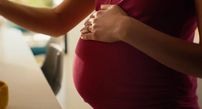 Surogat majke su dobro plaćene za to, kažu tviteraši