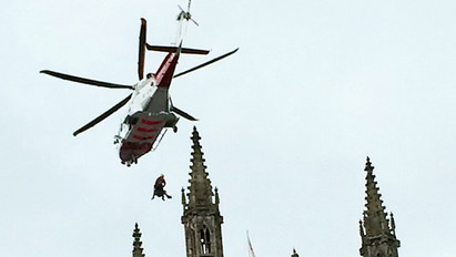 Rosszul lett a katedrális tetején - mentőhelikopterrel tudták csak kimenteni - fotók