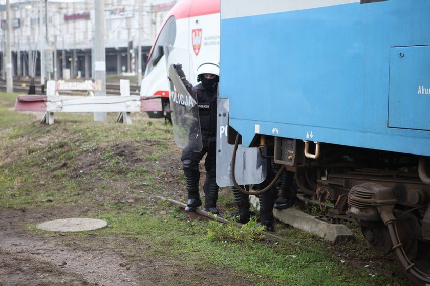 Policjanci ćwiczyli na poznańskim dworcu