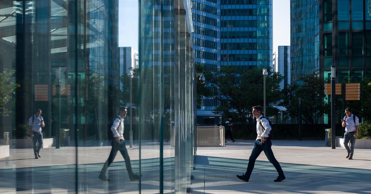 L’économie française est en difficulté.  Le gouvernement introduit des coupes budgétaires