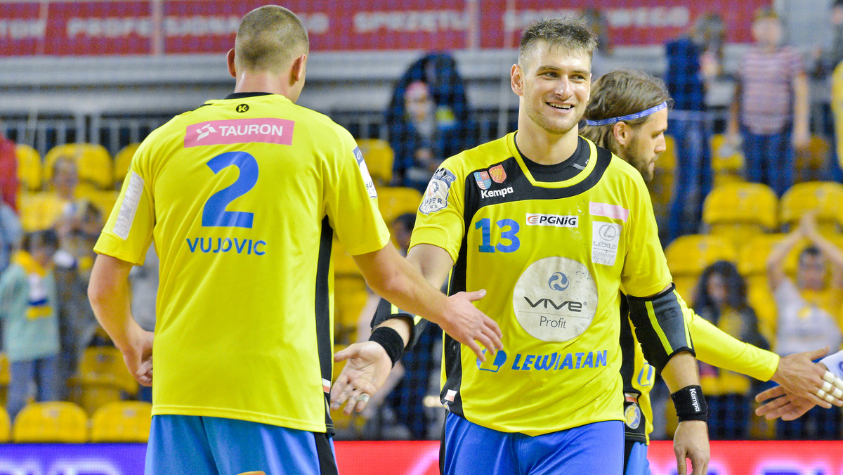 Piłkarze ręczni Vive Tauronu Kielce wygrali z MOL-Pick Szeged 29:27 (16:15) w wyjazdowym meczu trzeciej kolejki Ligi Mistrzów. Żółto-biało-niebiescy z kompletem zwycięstw są liderem grupy B. Dla Vive był to 17. mecz z rzędu w LM bez porażki. Ostatnią ponieśli niespełna rok temu (25 października 2015 r.) z Vardarem Skopje.