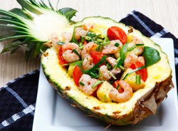 Sylwestrowy hit, czyli sałatki z ananasem. Jedną z nich uwielbia Magda Gessler [PRZEPISY]