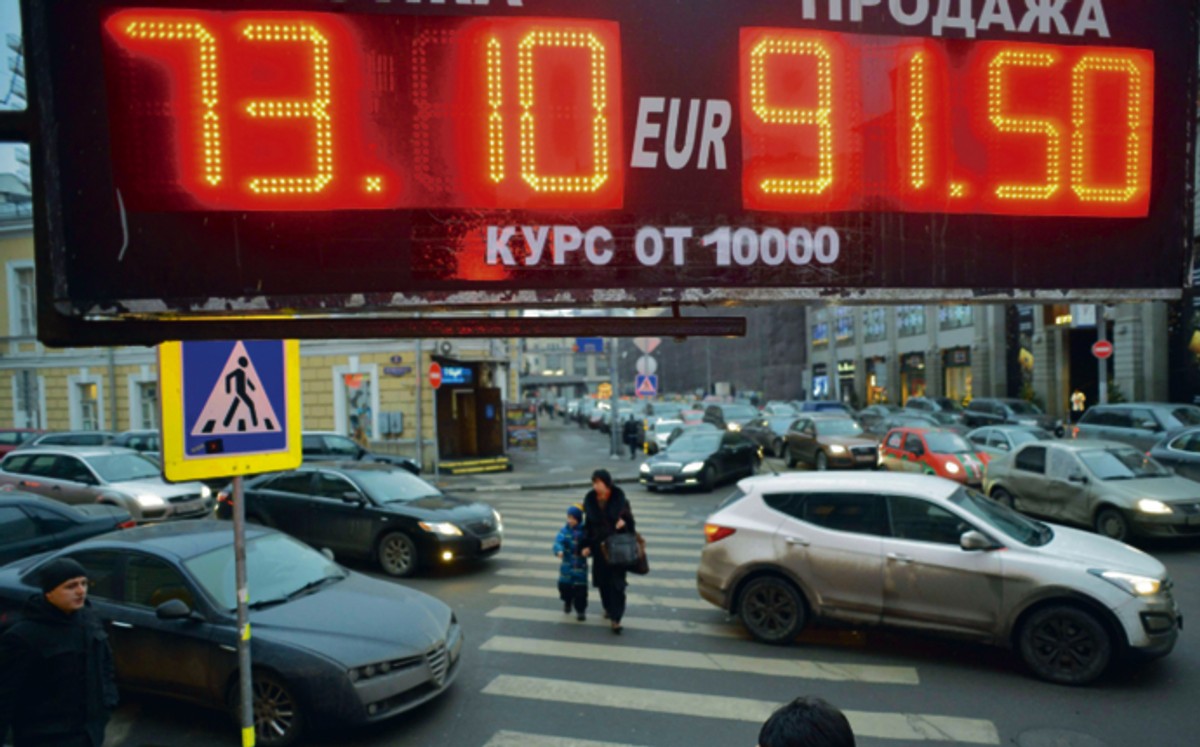 Bank Rosji, aby uspokoić rynek, poszerzył możliwość kupowania zachodniej waluty