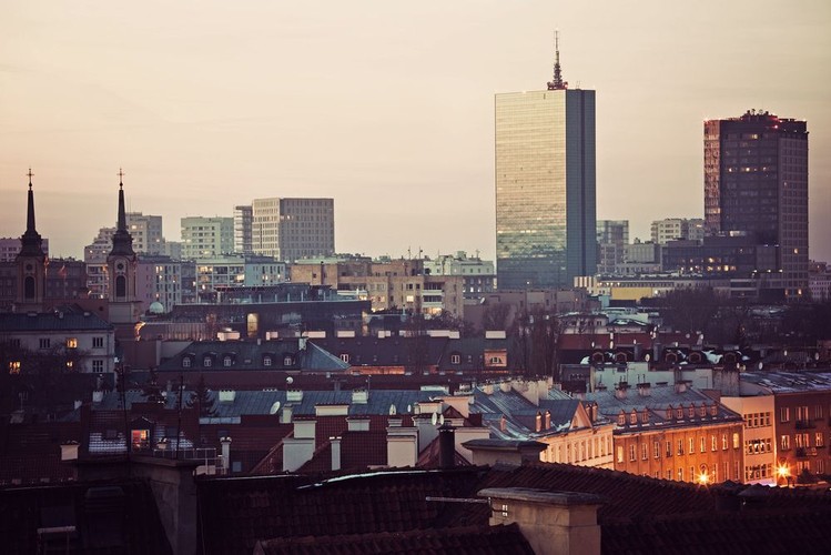 W Polsce wydatki socjalne są niewiele niższe niż średnia dla państw OECD (20,1 proc. PKB). Lwią część tej kwoty stanowią wypłaty emerytur i rent (10,8 proc.). Stosunkowo niewiele wydajemy na inne świadczenia pieniężne (3,3 proc. PKB), z kolei na służbę zdrowia 4,5 proc. (dane OECD z 2011 roku).