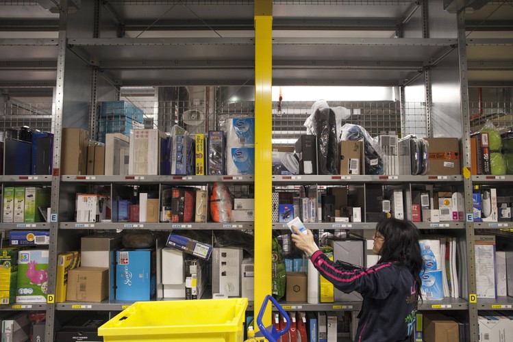 <a href='http://forsal.pl/artykuly/737262,amazon-w-polsce-nowe-miejsca-pracy.html' style='color: blue'>Amazon: w 3 polskich centrach logistycznych będzie praca dla 6 tys. osób</a><br>Amazon stworzy w Polsce 6 tys. stałych miejsc pracy i 9 tys. tymczasowych.