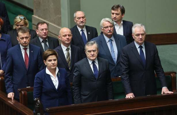 Premier Beata Szydło (pierwszy rząd L), minister spraw wewnętrznych Mariusz Błaszczak (drugi rząd L), wicepremier, minister kultury Piotr Gliński (pierwszy rząd C), wicepremier minister nauki i szkolnictwa wyższego Jarosław Gowin (pierwszy rząd P), minister finansów Paweł Szałamacha ( drugi rząd C), minister spraw zagranicznych Witold Waszczykowski (drugi rząd P), minister sprawiedliwości Zbigniew Ziobro (trzeci rząd P), minister obrony Antoni Macierewicz (trzeci rząd 2P), koordynator służb specjalnych Mariusz Kamiński (trzeci rząd 2L) oraz szefowa kancelarii premiera Beata Kempa (trzeci rząd L) podczas posiedzenia Sejmu,