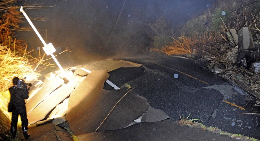 Posledice današnjeg zemljotresa u mestu Ivaki kod Fukušime Epicentar najnovijeg potresa bio je baš u prefekturi Fukušima, na relativno maloj dubini od deset kilometara. Novi zemljotres je pogodio Japan u danu kada su vlasti ove države odlučile da da prošire zonu evakuacije oko nuklearke koja je do sada iznosila 20 kilometara.    U zemljotresusu poginule dve osobe, od kojih je jedna devojčica stara 16 godina, najmanje dvoje je povređeno, a jedna osoba je nestala - tačno mesec dana od kada je ovu oblast zadesio katastrofalni zemljotres u kome je život izgubilo 28.000 ljudi. Neimenovani policijski izvori saopštili su da su se u gradu Ivaki, blizu kog se potres dogodio, srušile tri kuće u kojima je, kako se smatra, ostalo zarobljeno oko sedmoro ljudi. Tri osobe su danas spasene, ali za sada nije poznato u kakvom se stanju one nalaze.