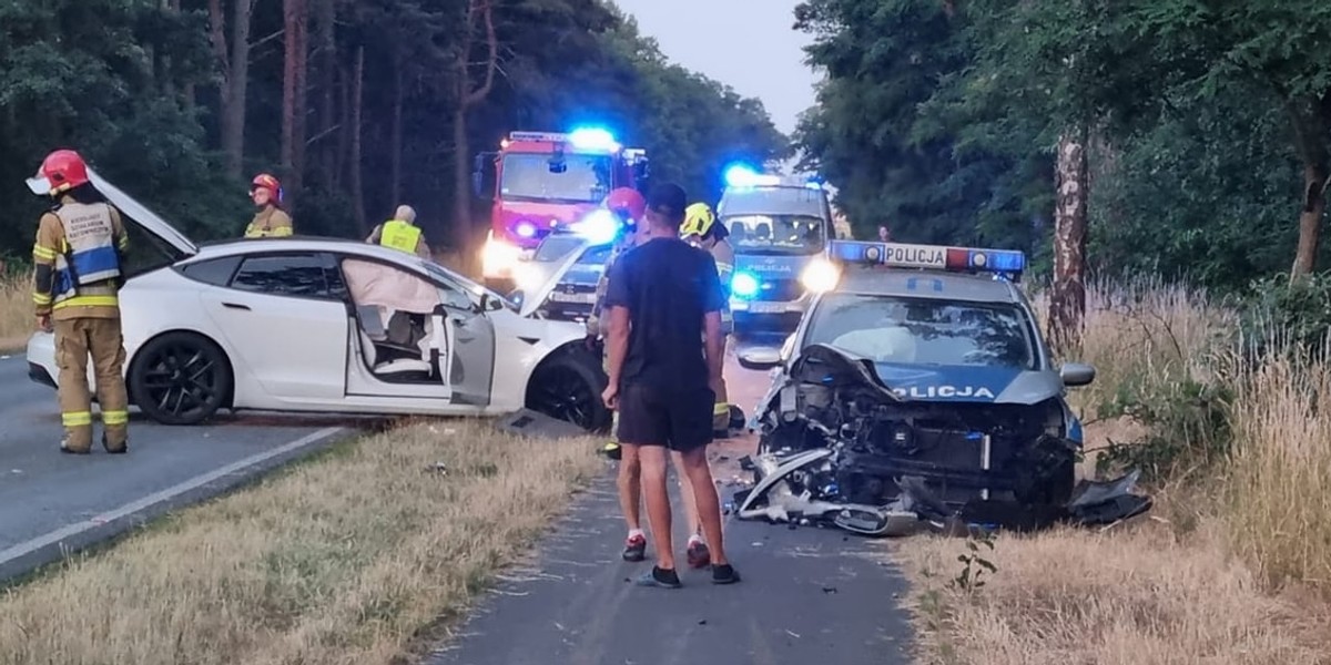 Czołowe zderzenie radiowozu i tesli. Policjanci jechali na sygnale.