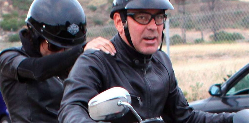 Clooney jedzie. Zobacz, jaki ma motor! FOTO