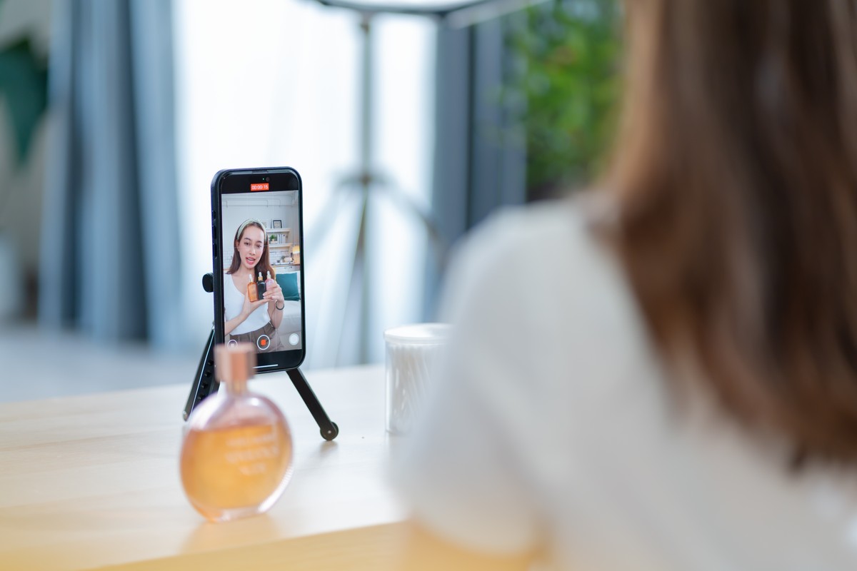 Influencerka robi filmik reklamowy na telefonie